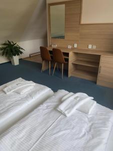 Uma cama ou camas num quarto em Hotel U Císaře