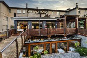 una imagen de una casa con terraza en Hotel Rio Bidasoa, en Hondarribia