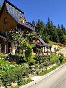 Taman di luar Apartments Vučko Vlašić