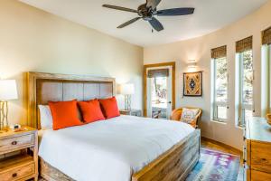 - une chambre avec un lit et un ventilateur de plafond dans l'établissement Pagosa Peak View, à Pagosa Springs