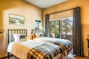 two beds in a bedroom with a window at Pagosa Peak View in Pagosa Springs