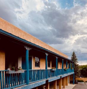 un edificio con columnas azules y balcón en Guadalupe Inn en Santa Fe