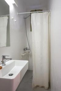 Ett badrum på Ghermaniko Guesthouse