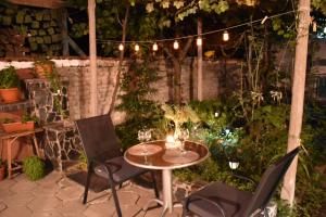 - une table et des chaises dans le jardin la nuit dans l'établissement Art Apartment 36, à Plovdiv