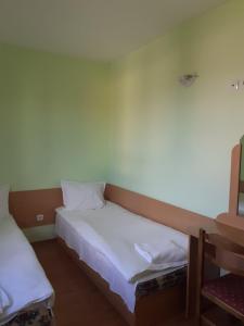 a bedroom with two beds in a room at Вилно селище Баташки хан in Tsigov Chark
