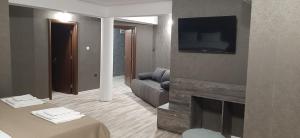 A television and/or entertainment centre at Vida Family Hotel