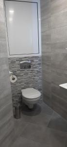 A bathroom at Vida Family Hotel