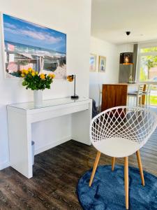 ベルガーエンデ・レートヴィッシュにあるAppartement-Boergerendeの白いデスクと椅子が備わる客室です。
