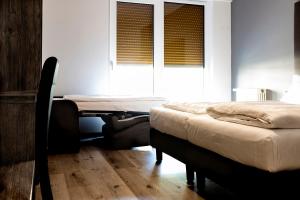 1 dormitorio con cama, mesa y ventana en Roma Ariston 7, en Bolzano