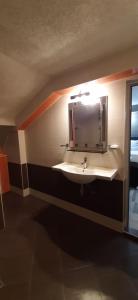 A bathroom at Vida Family Hotel