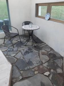 un pavimento in pietra con tavolo e sedia in una stanza di Harmony Hall Veganic a Kilkenny
