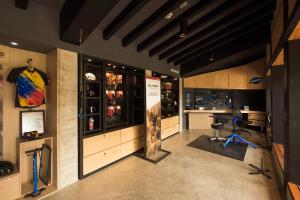 a large room with a barber shop with a chair at Casa Du Vélo in Filandia