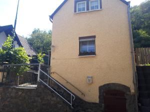 une maison avec un escalier menant à une fenêtre dans l'établissement Apartment museum, à Kobern-Gondorf