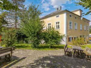 a building with two benches in front of it at Wohnung in Riedenburg nahe Schloss Rosenburg in Riedenburg
