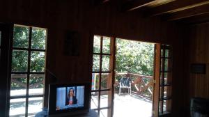 TV a/nebo společenská místnost v ubytování Casa Arboleda de Lican Ray