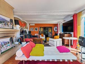 Μια τηλεόραση ή/και κέντρο ψυχαγωγίας στο Villa in Martigues near Mediterranean Beach +33 φωτογραφίες