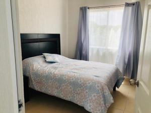 una camera da letto con un letto e una finestra di El Hogar que deseas para vacacionar. a Cancún Altre 73 foto