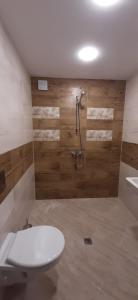 A bathroom at Vida Family Hotel