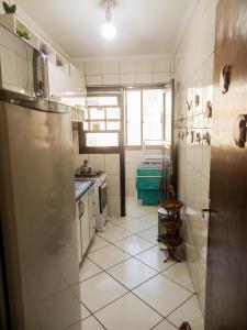 Il comprend une cuisine équipée d'un réfrigérateur. dans l'établissement Apartamento Condomínio Mediterranée, à Capão da Canoa 17 autres photos