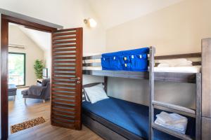 Våningssäng eller våningssängar i ett rum på Holiday house in elite residential area of Faro