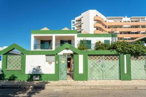 una recinzione verde davanti a un edificio di Holiday house in elite residential area of Faro a Faro