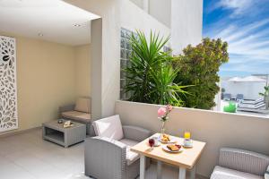 Posezení v ubytování Elounda Garden Suites Heated Pool