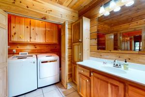 a kitchen with a washer and dryer in a cabin at River Escape On The Toccoa in Blue Ridge +25 photos