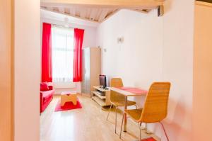 Televízia a/alebo spoločenská miestnosť v ubytovaní Central Krak Apartments - studios