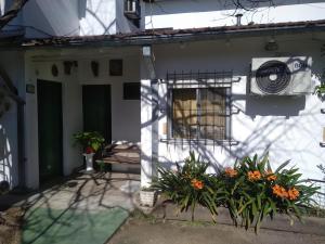 a white house with a window and some plants at DEPARTAMENTO EN LOMA HERMOSA 2 in Loma Hermosa