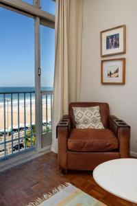 sala de estar con sofá y vistas a la playa en BestHostRio - Vista Espetacular Copacabana, en Río de Janeiro