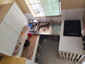 an overhead view of a small kitchen with a sink at Chalés Mirante do Mar in Redonda