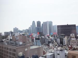 uma vista para uma cidade com edifícios altos em Citadines Central Shinjuku Tokyo em Tóquio