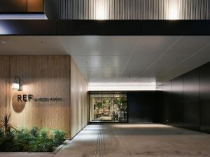 um corredor que leva a um edifício com uma entrada em REF Omiya by VESSEL HOTELS em Saitama
