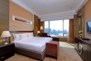 um quarto de hotel com uma cama e uma grande janela em Crowne Plaza Nanjing Jiangning, an IHG Hotel em Nanquim