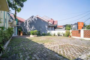 a courtyard of a house with a mountain at KoolKost Syariah near Stasiun Rawa Buntu (Minimum Stay 6 Nights) in Tangerang