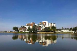 Fotografie z fotogalerie ubytování Cozy modern room with stunning lake & mountain view v destinaci Chiang Mai