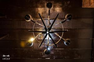 a clock hanging on a wall with baseball equipment at Libélula Cabaña- Alojamiento rural in Duitama