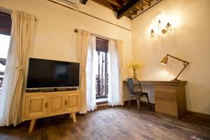 Μια τηλεόραση ή/και κέντρο ψυχαγωγίας στο Imperial Duplex In Old Patan