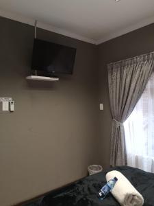 Μια τηλεόραση ή/και κέντρο ψυχαγωγίας στο Gluckman Drive Guesthouse