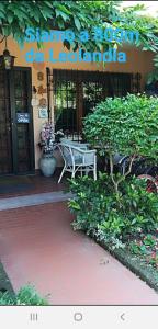 a bench sitting in front of a building at B&B L'Isola di Casa in Brembate