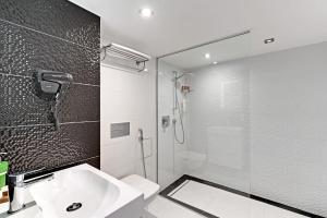 a bathroom with a shower and a toilet and a sink at Panorama- the View of Gdańsk by Elite Apartments in Gdańsk