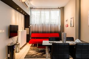 sala de estar con sofá rojo y mesa en Luxury Apartments in Skg, en Tesalónica