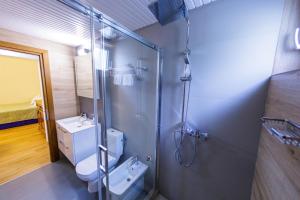 Et badeværelse på Apartament Family Rivulus 8 + 12 billeder