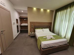 um quarto com uma cama com um bicho de peluche em QUEEN MEDINA Centro Storico em Nápoles