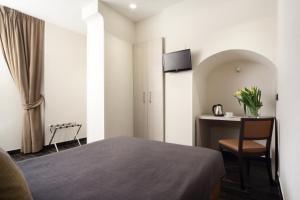 Televízia a/alebo spoločenská miestnosť v ubytovaní Borgo Pio Suites Inn
