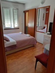 Ένα ή περισσότερα κρεβάτια σε δωμάτιο στο Villa Šjor Room-Delux- with a modern bathroom- - Primosten -Lokvice 6