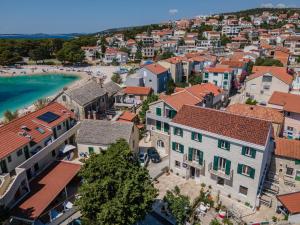 - une vue aérienne sur une ville avec une plage dans l'établissement Villa Bela, à Primošten