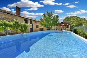 Bazén v ubytování House Bruno 1735 nebo v jeho okolí