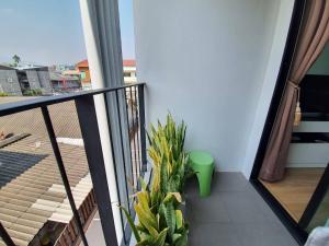 Un balcón o terraza de Stay Nimmanhemin Center with Rooftop Pool 309NM