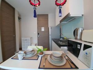 Una cocina o zona de cocina en Stay Nimmanhemin Center with Rooftop Pool 309NM